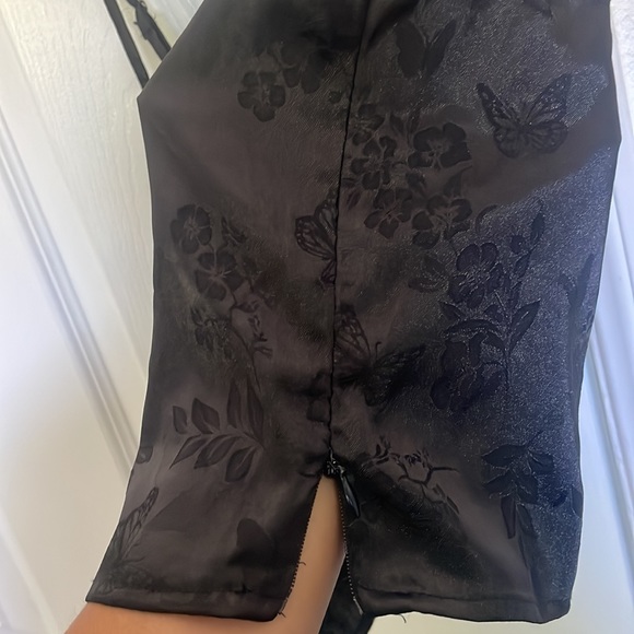 black going out top w/ flower & butterfly print - Picture 5 of 5